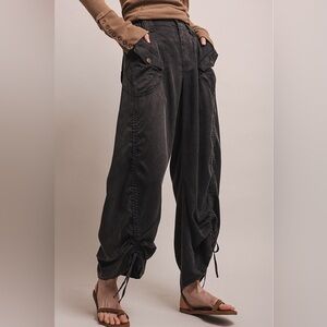 NWT Bluevelvet Cargo Pocket Tencel Side Ruched Black Cropped Pants
